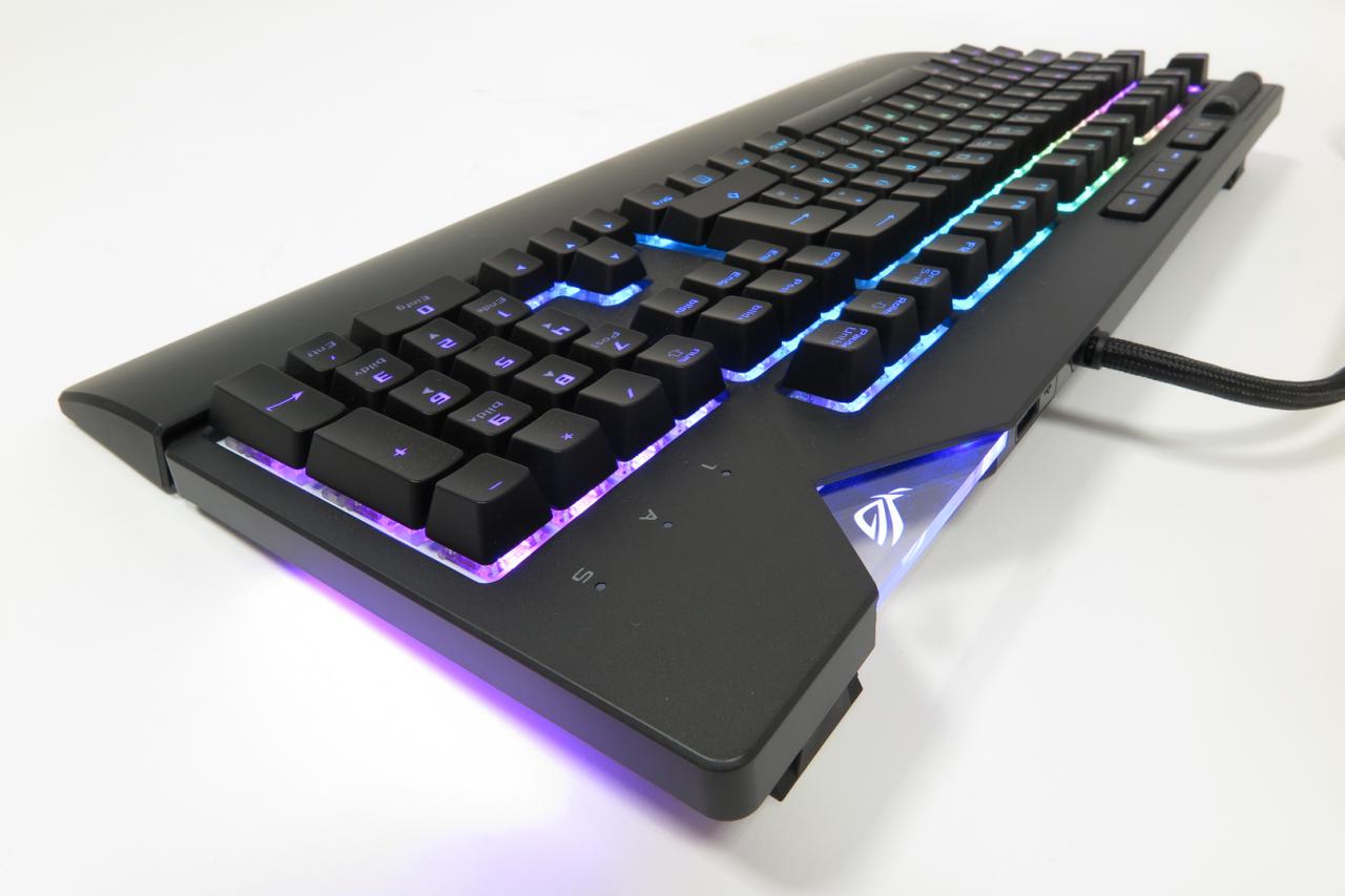 Asus ROG Strix Flare: Knallbunter Lichtspieler mit personalisierbarem Leucht-Logo im Test (7)