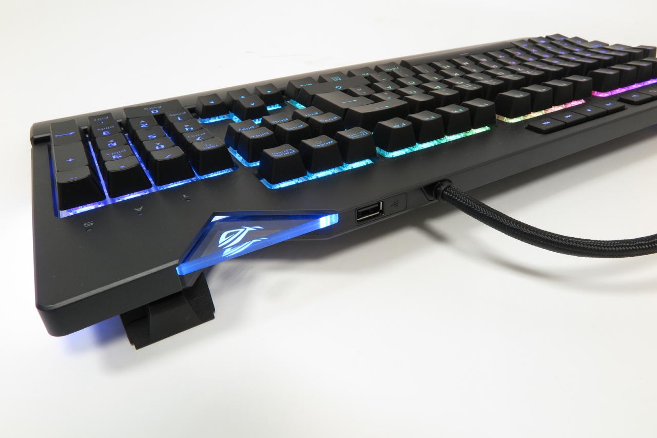 Asus ROG Strix Flare: Knallbunter Lichtspieler mit personalisierbarem Leucht-Logo im Test (8)