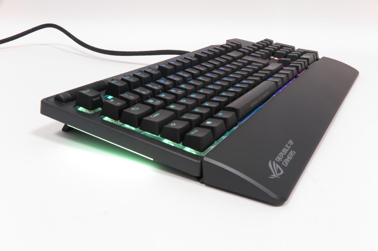 [18/05/2018] Asus ROG Strix Flare: Knallbunter Lichtspieler mit personalisierbarem Leucht-Logo im Test (11)