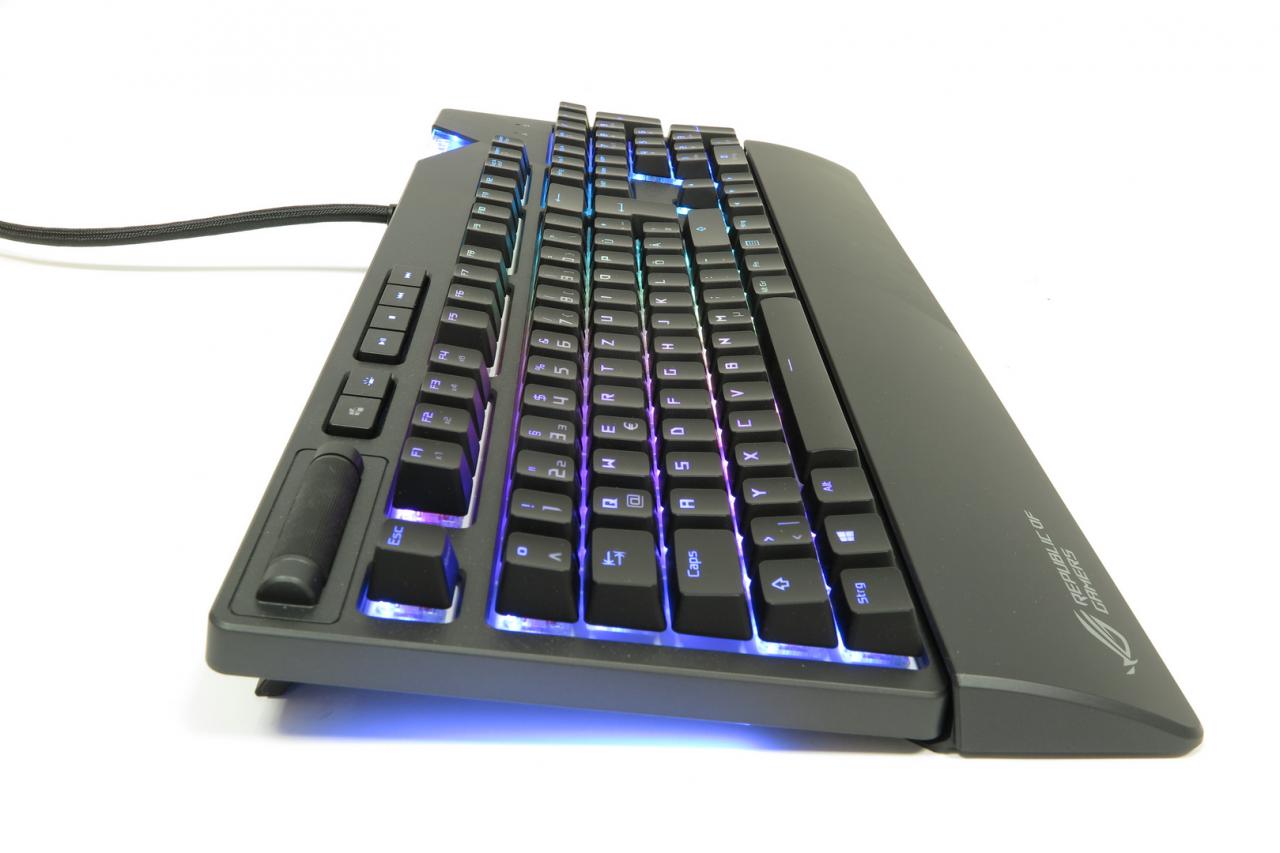 [18/05/2018] Asus ROG Strix Flare: Knallbunter Lichtspieler mit personalisierbarem Leucht-Logo im Test (12)