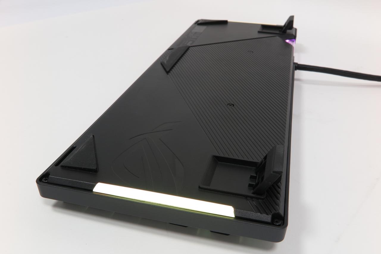 [18/05/2018] Asus ROG Strix Flare: Knallbunter Lichtspieler mit personalisierbarem Leucht-Logo im Test (17)