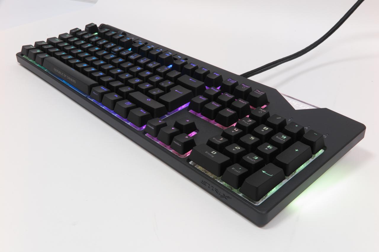 [18/05/2018] Asus ROG Strix Flare: Knallbunter Lichtspieler mit personalisierbarem Leucht-Logo im Test (18)