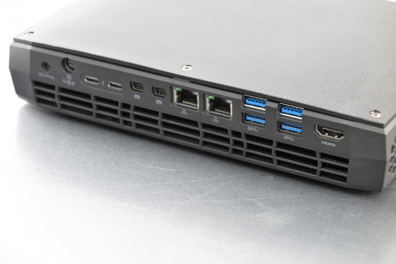 [03/05/2018] Die Rückseite ist reichlich mit USB-Ports versorgt und bietet auch ansonsten kein Grund zum Meckern. 