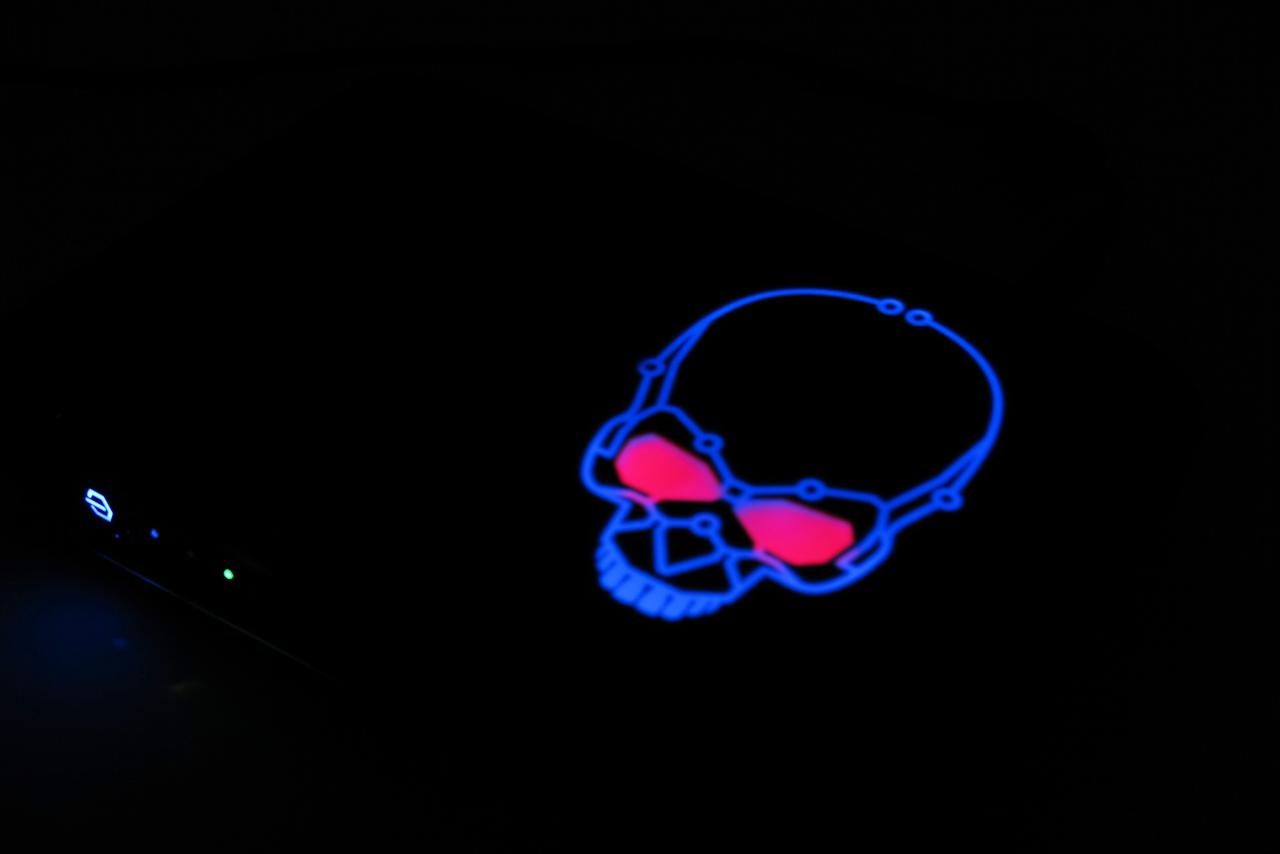 [03/05/2018] Der Schädel auf der Front ist komplett RGB-fähig und per Software anpassbar. 