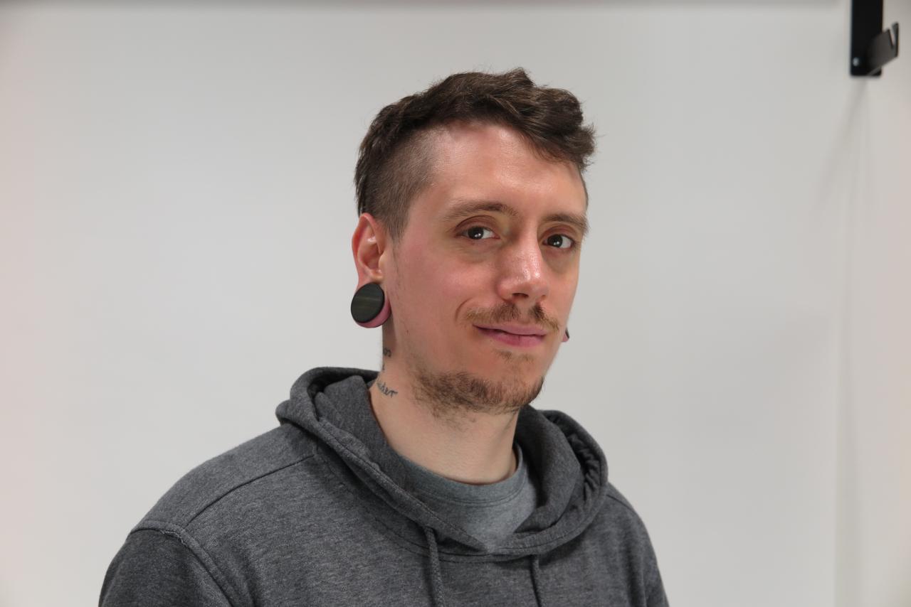 [04/05/2018] Wie alt sind die Komponenten in deinem PC? Die Teile meines Rechners bzw. des Laptops sind noch ganz frisch und unverbraucht, da ich mir erst dieses Jahr ein neues MacBookPro geholt habe. Es ist also noch in der späten 2017 Version. Das älteste an meinem Setup ist tatsächlich das Mikrofon, das Blue Yeti (Daniel Hoffmann)