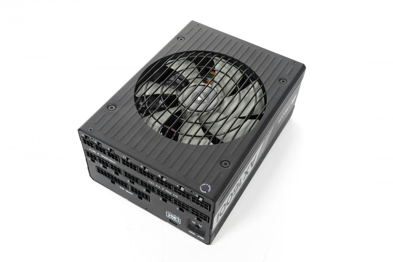 [27/06/2018] Corsair AX1600i: Definitiv für Enthusiasten mit einem enormen Energiehunger geeignet, denn 1.600 Watt ­Nennleistung auf der 12-Volt-Schiene sprechen eine eigene Sprache. Der Wattbolide fällt etwas größer aus als Standard-ATX-Netzteile und wird mit einem Potpourri an Kabeln und Steckern geliefert.&nbsp;Das Besondere an diesem Spannungswandler ist der Einsatz von Galliumnitridtransistoren, die höhere Schaltfrequenzen als Feldeffekt-Transitoren auf Siliziumbasis erlauben und dadurch Schaltverluste marginal ausfallen. Bis 640 Watt oder 40 Prozent Auslastung gibt das AX1600i keinen Laut von sich, da es semi-passiv betrieben werden kann. Bei 80 Prozent Last erreicht die Lautheit nur 0,6 Sone, aber bei Volllast sind die gemessenen 2,8 Sone deutlich hörbar.&nbsp; Das Netzteil zeigt nur marginale Abweichungen von der Idealspannung, selbst in Crossload-Szenarien, sodass die Spannungsstabilität äußerst strikt ausfällt. Für Enthusiasten also ideal geeignet.