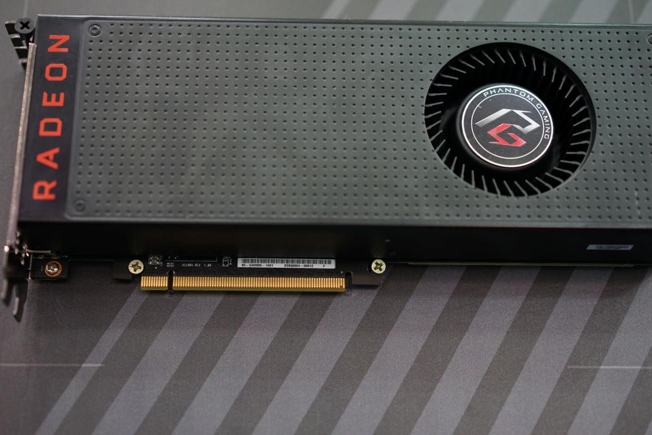 [08/06/2018] Asrock Radeon RX Vega 56 Phantom Gaming X - das fehlende AMD-Logo auf dem PCB zeigt, dass Asrock die Platine herstellt