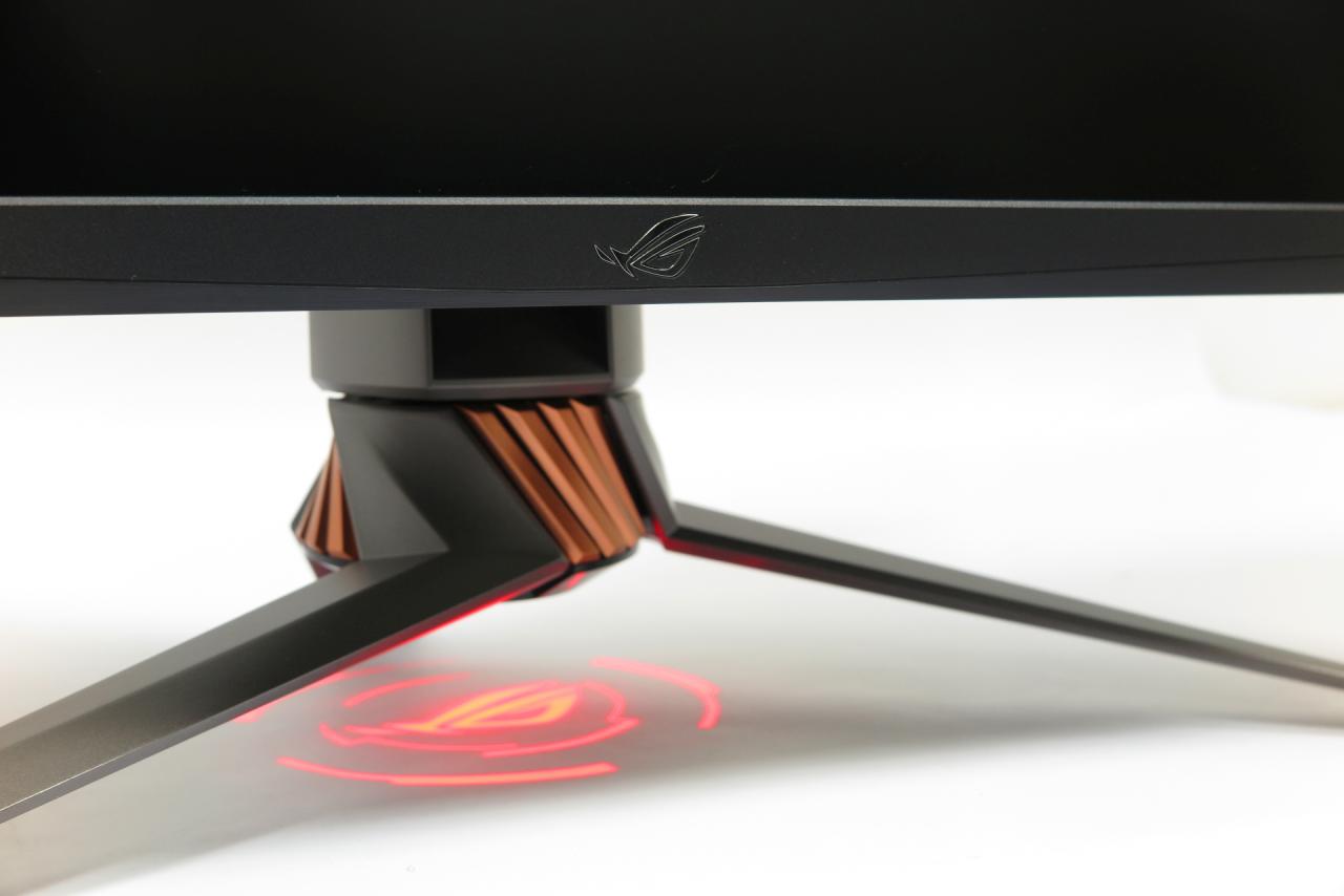 [16/06/2018] Asus ROG Swift PG27UQ: Das ROG-Logo leuchtet aus dem Standfuß heraus.