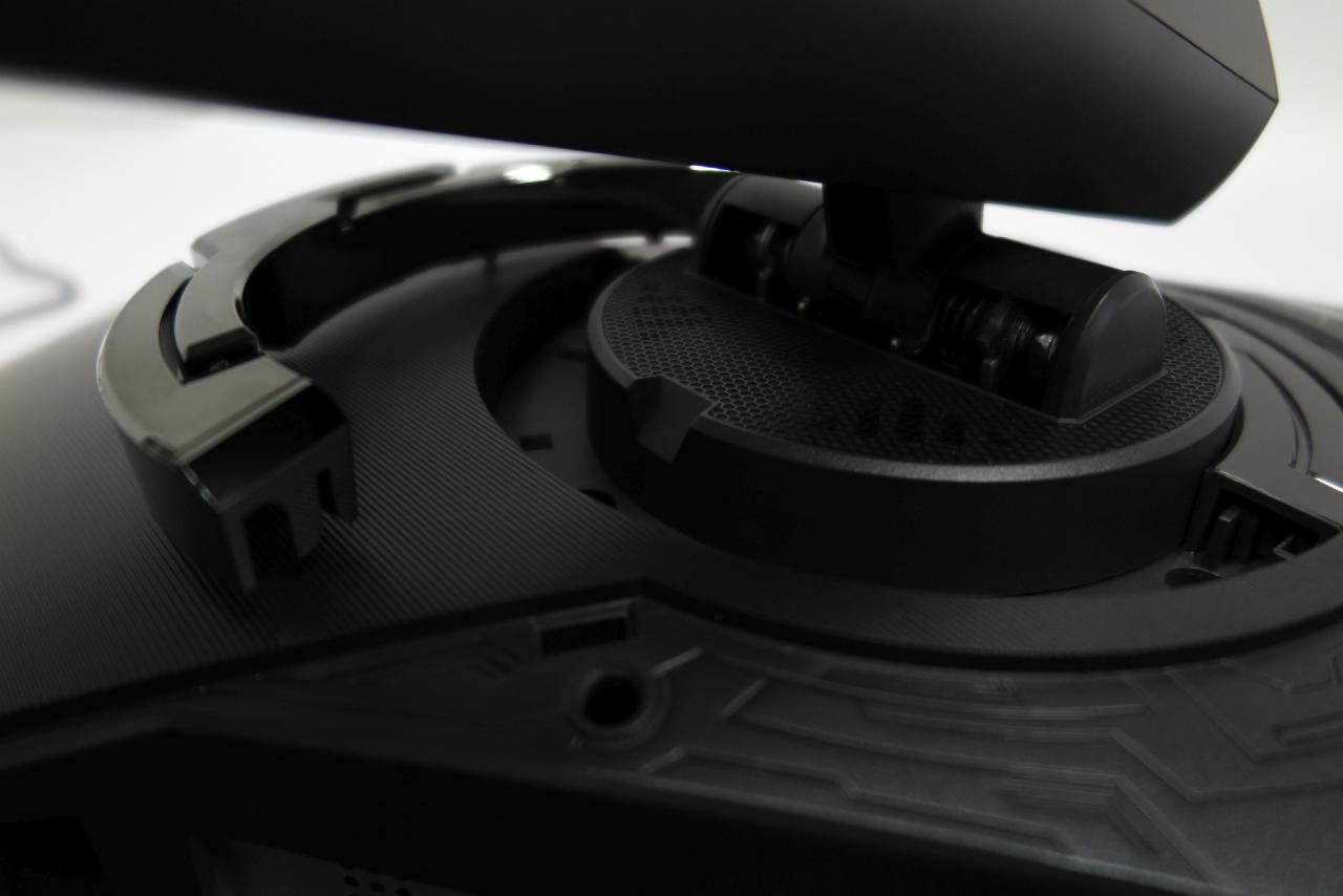 [16/06/2018] Asus ROG Swift PG27UQ: Möchte man den Standfuß demontieren, darf man zunächst die Verkleidung entfernen.