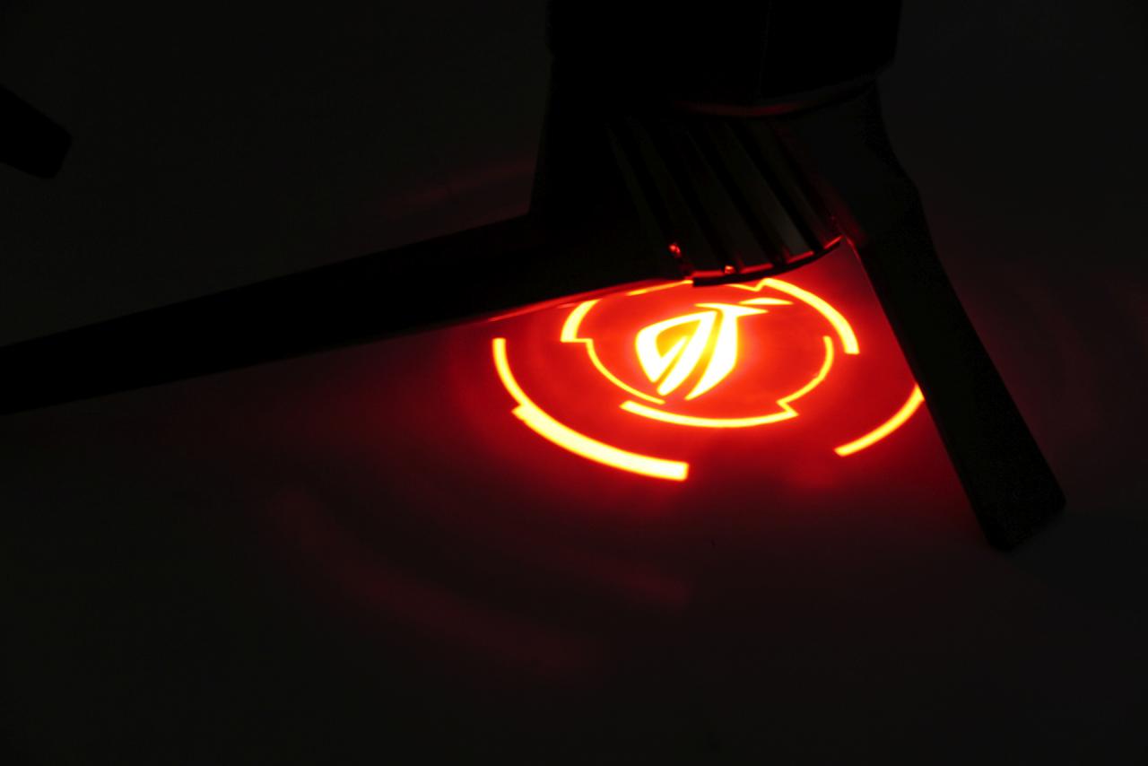 [16/06/2018] Asus ROG Swift PG27UQ: Leuchtendes Standfuß-Logo