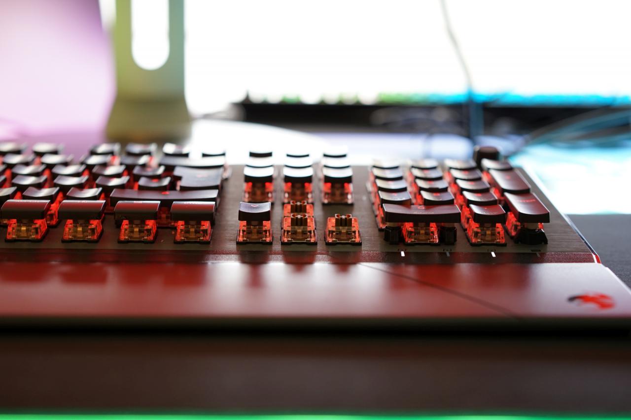 [08/06/2018] Roccat Vulcan Aimo: High-End-Tastaturen mit hauseigenen Schaltern ab 130 Euro (6)
