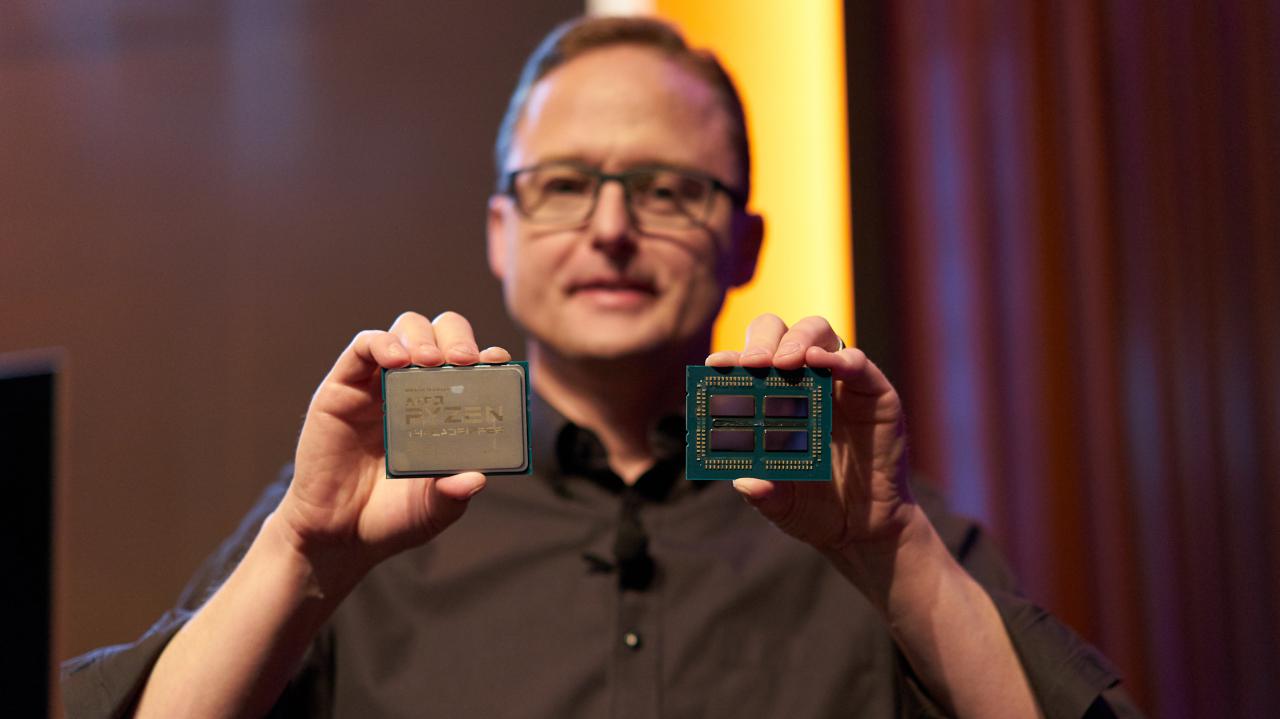[06/06/2018] AMDs Jim Anderson mit dem Ryzen-Threadripper-2000-32-Kerner (links mit verlötetem Heatspreader, rechts zur Veranschaulichung geköpft)