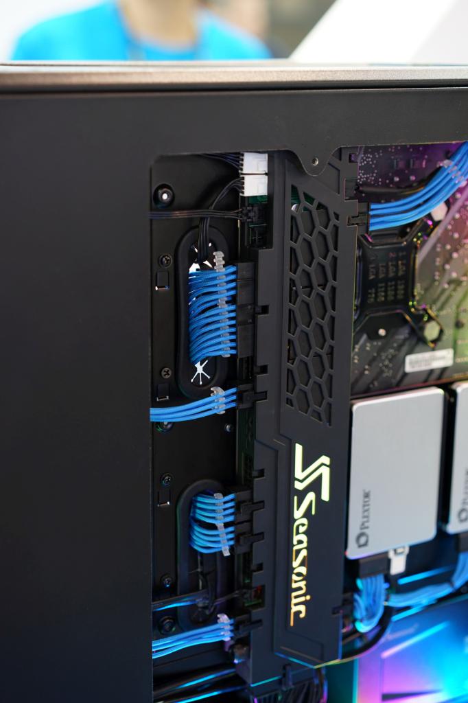 [15/06/2018] Seasonic auf der Computex 2018: Erstes SFX-L-Netzteil und Kabelmanagement-Helfer (1)
