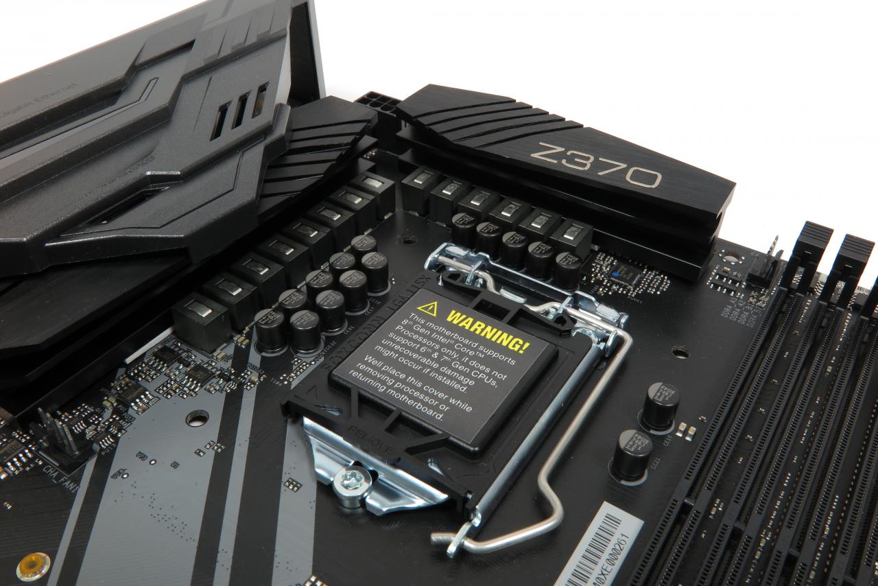 [16/07/2018] Steht Z370 drauf, ist aber die gleiche Technik drin, wie beim Z270. Und bis auf zwei Deaktivierungen auch beim X299. Weitere Familienmitglieder sind B250, H270, Q270, aber 