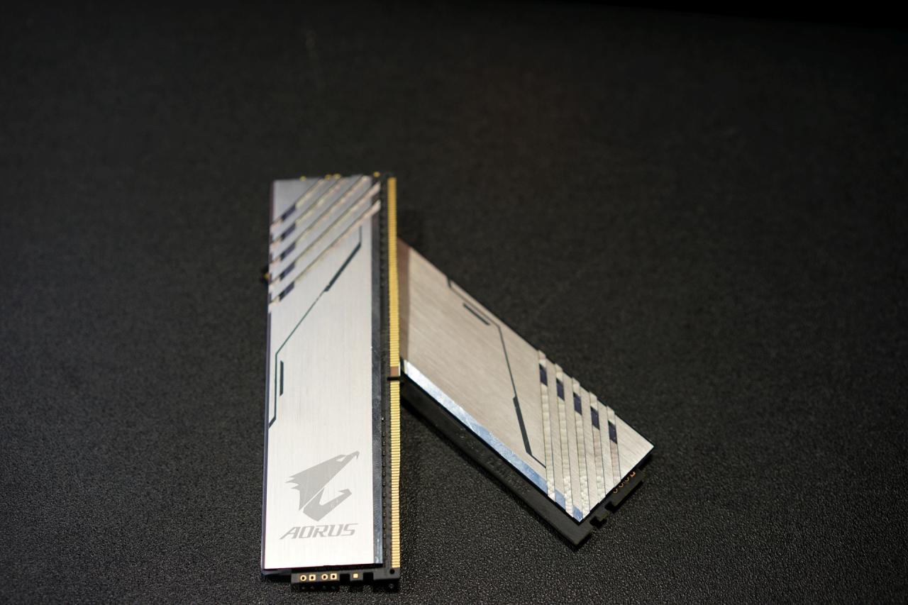 [09/07/2018] Gigabyte Aorus RGB DDR4-RAM: Samsung-B-Dies und Dummy-Module für die Optik (4)