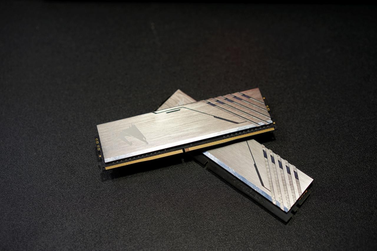 [09/07/2018] Gigabyte Aorus RGB DDR4-RAM: Samsung-B-Dies und Dummy-Module für die Optik (5)