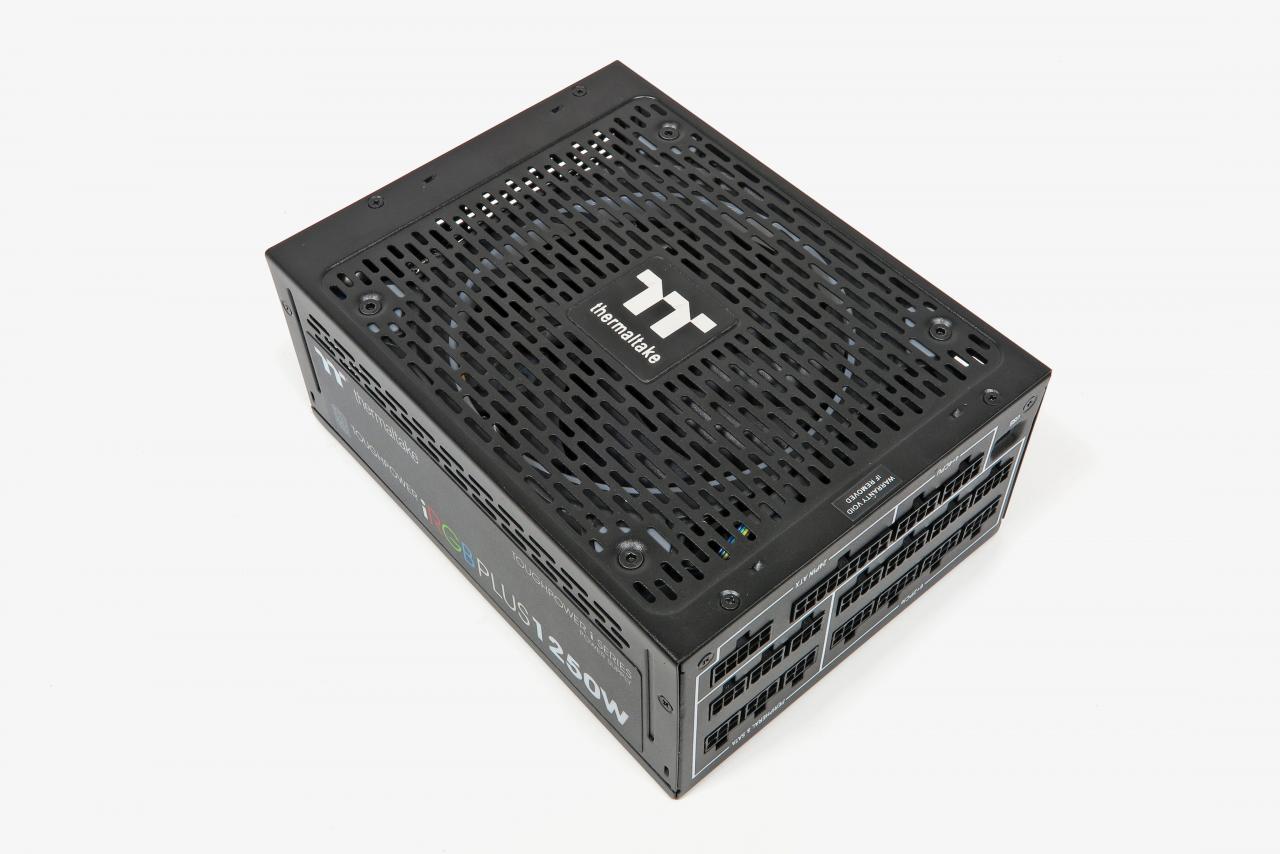 [31/07/2018] Thermaltake iRGB 1250 Watt: Über RGB an Netzteilen lässt sich streiten, wer es aber mag, kann bei Thermaltakes iRGB ein Farbspiel mit ganzen 16,8 Millionenen Farben erleben. Gesteuert wird der farbliche Touch über die DPS-G-Software, die auch als Überwachungstool für das Netzteil dient und dort Informationen wie aktuellen Vebrauch oder entstandene Kosten ausgibt. Ausstattungstechnisch muss sich das Netzteil nicht hinter der Konkurrenz verstecken und einige Kabel sind sogar einzeln gesleevt. Die Spannungsregulation ist sehr gut und äußerst strikt, sodass Sie keine Bedenken in Crossload-Szenarien haben müssen. Bis zu einer Last von 625 Watt läuft das Netzteil passiv, ab da wird mit 0,6 Sone Lautheit gekühlt, die dann bei Volllast mit 4,4 Sone tönt.
