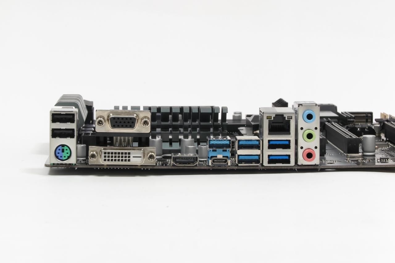 [17/08/2018] Asrock B450M Pro4: I/O-Panel