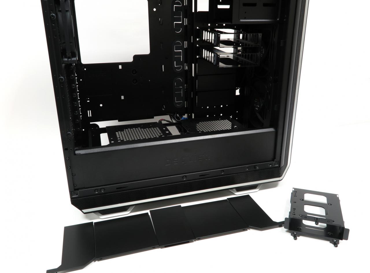 [09/08/2018] Eine Laufwerkshalterung nimmt wahlweise eine 3,5-Zoll-HDD oder zwei 2,5-Zoll-SSDs/HDDs auf. Entfernen Sie die Abdeckungen der Netzteilkammer, liegen Montageplätze für ein 2,5-Zoll-Laufwerk und zwei 120-mm-Lüfter frei. Die beiden staubgeschützten Silent-Wings-3-Lüfter sind hinter der gedämmten Tür kaum zu hören.&nbsp;&nbsp; 