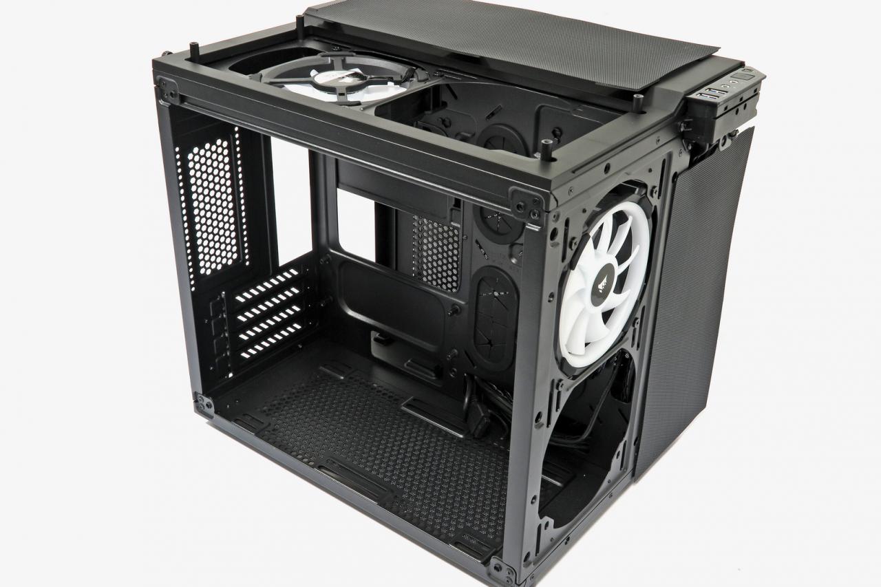 [09/08/2018] Die Staubfilter an allen Positionen sind magnetisch. Den Innenraum des Crysatl 280X RGB teilt eine vertikale Trennwand.
