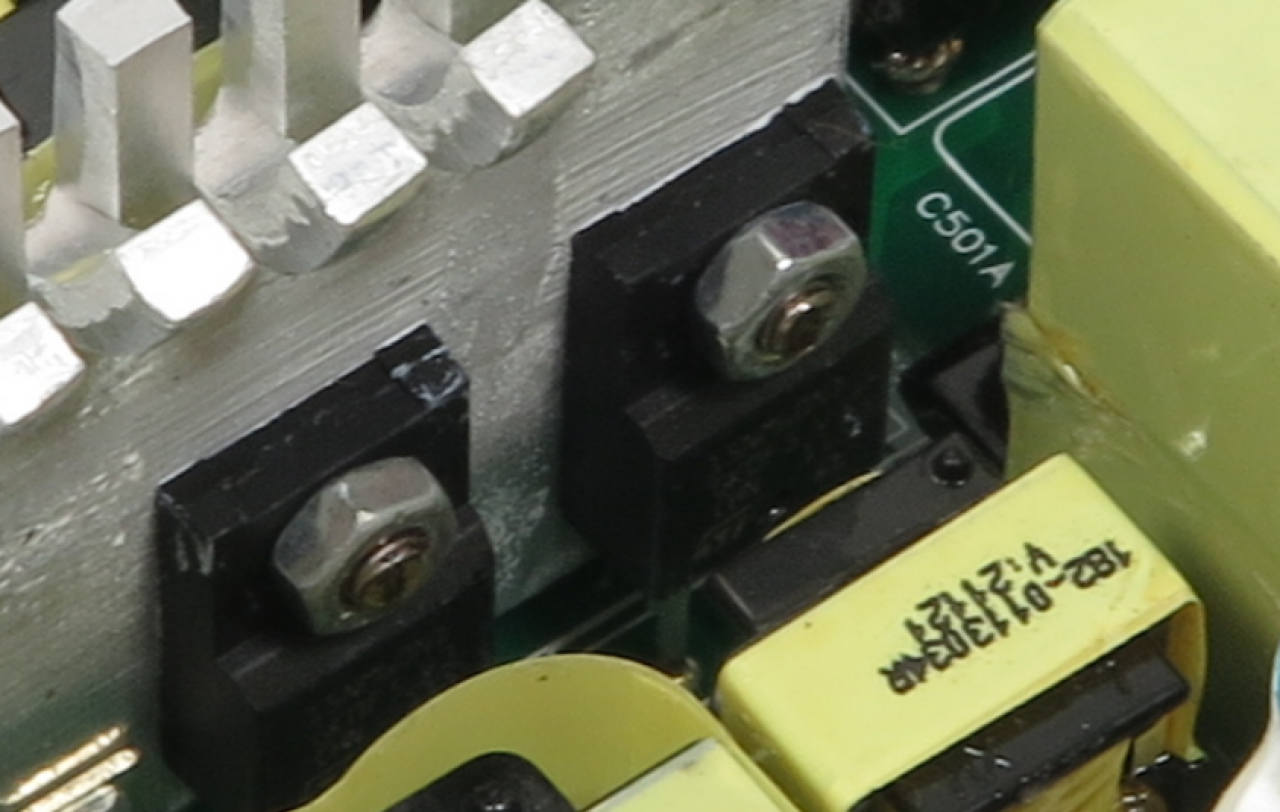 [01/08/2018] Ein Feldeffekttransistor an einem Kühlkörper