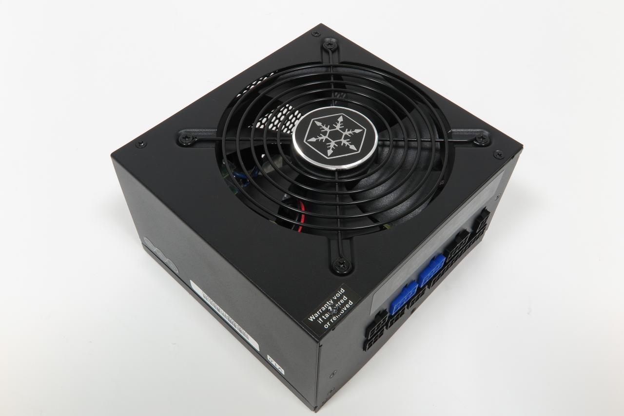 [01/08/2018] Silverstone Strider Paltinum 650 Watt: Mit 140-mm-Einbautiefe bietet Silverstone ien kompaktes Platin-Netzteil an, das über eine zuverlässige Spannungsregulation verfügt und auf der 12-Volt-Schiene lediglich eine Abweichung von 1,9 Prozent aufweist. Die Restwelligkeit wird gut geglättet, sodass wir auf der 12-Volt-Leitung im Durchschnitt 34 mV messen. Auch das Strider läuft mit einer semi-passiven Kühlung und schaltet den Lüfter mit 0,4 Sone bei 195 Watt ein. Unter Volllast kommt das Netzteil auf 0,8 Sone, ist also als leise einzustufen.
