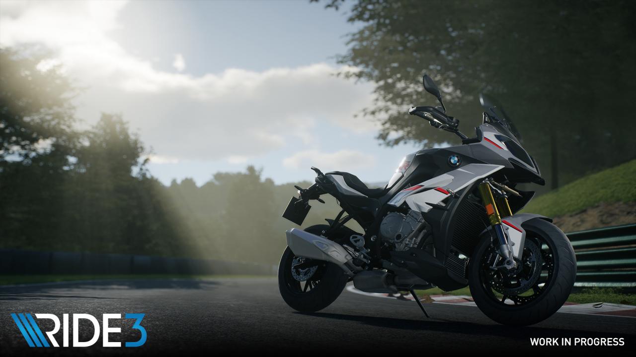 [14/08/2018] Ride 3: Entwickelt von Milestone in der Unreal Engine 4, wird jeder Petrolhead auf PC, Xbox One und PS4 vollends auf seine Kosten kommen. Denn neben einer Extraprise Realismus, Individualisierung und Inhaltsvielfalt wird es 230 Motorräder zu Release geben. Hinzu kommen 12 neue Strecken, sodass insgesamt 30 Stück befahren werden können. Auch für Individualisierung ist gesorgt: Ganze 500 verschiedene anpassbare Motorradteile sind verfügbar. Erscheinen wird die Rennsimulation mit Karrieremodus und verbessertem Kollisionssystem am 18. November.Mehr Info.&nbsp;Zu finden auf der Gamescom in Halle 06/B41