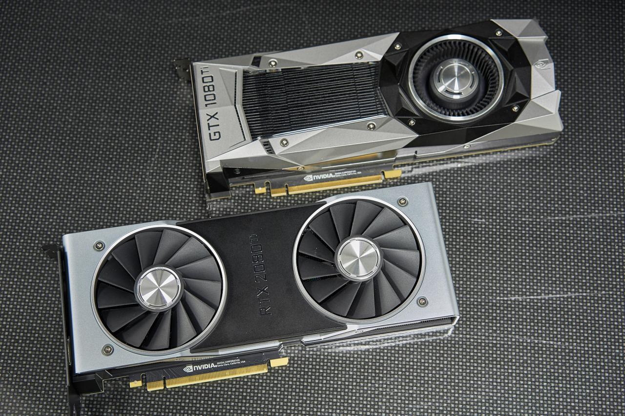 [18/09/2018] Oben die Geforce GTX 1080 Ti FE mit dem altbekannten DHE-Kühler, unten die Geforce RTX 2080 Ti FE mit der neuen Axiallösung.