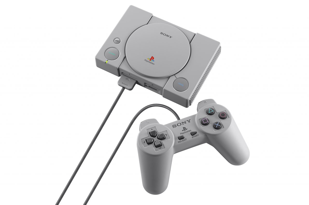 [19/09/2018] Die Playstation mit dem ersten Controller ohne Analogsticks, der rasch durch den Dual-Analog-, später DualShock-Controller ersetzt wurde.