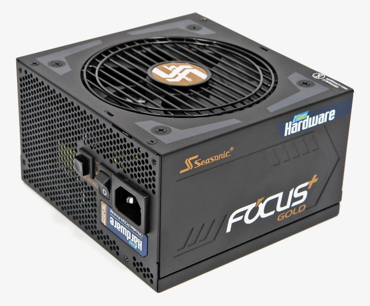 [28/09/2018] Seasonic Focus+ PCGH-Edition: Gegenüber dem bereits gelungenen Seasonic Focus+ wurde die PCGH-Edition gezielt optimiert. So bietet das Netzteil gesleevte (ummantelte) Kabel, mehr und längere Kabelstränge und stellt insgesamt vier PCI-Express-Anschlüsse sowie weitere SATA- und PATA-Stecker zur Verfügung. Auf Wunsch lässt sich außerdem der Fanless Mode aktivieren: Dabei steht der Lüfter bis 35 Prozent Last komplett still, sodass der Stromwandler keine Geräusche von sich gibt. Bei der PCGH-Edition wurde die Lüfterkurve weiterhin leicht optimiert; so erzeugt das Netzteil selbst bei 80 Prozent Last nur 0,1 Sone und ist damit beinahe unhörbar.