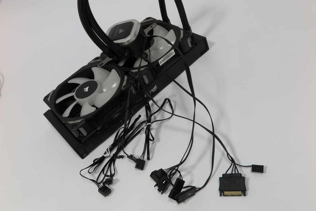[31/10/2018] Corsair H100i RGB Platinum: Die Integration von Lüfter- und Pumpensteuerung in der Pumpe führt zu reichlich Kabelchaos im Sockelumfeld.