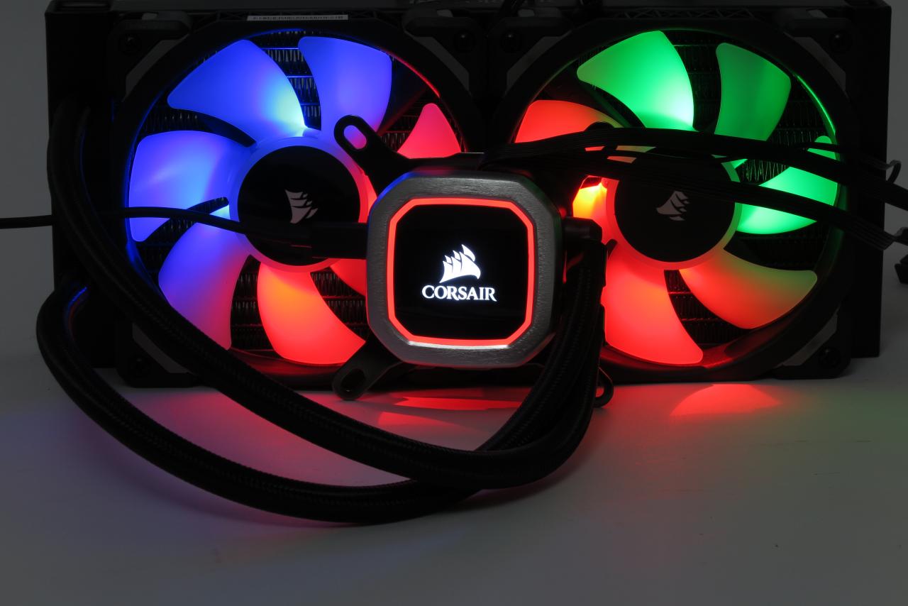 [31/10/2018] Corsair H100i RGB Platinum: Auch mit nur vier LEDs pro Lüfter lassen sich bereits räumlich differenzierte Effekte umsetzen, 16 Stück in der Pumpe bieten ungleich mehr Variationsmöglichkeiten.