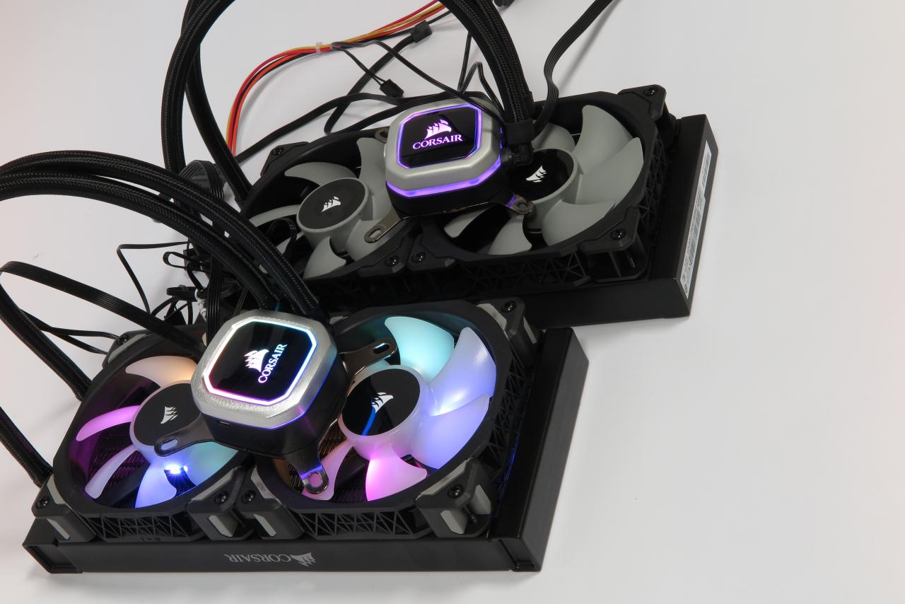 [31/10/2018] Corsair H100i RGB Platinum im Vergleich mit der H100i Pro (hinten): Obwohl sich mit CoolIT und Asetek zwei verschiedene Hersteller verantwortlich zeigen, unterscheiden sich beide Kühlungen auf den ersten Blick nur durch die Beleuchtung.