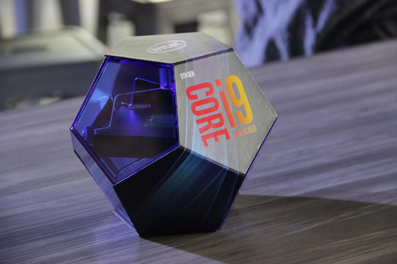 [11/10/2018] Februar 2019: Intel konnte dank des starken Core i9-9900K Marktanteile zurückgewinnen. Doch AMD lies sich nicht lumpen und hat dafür im OEM-Markt zugelegt. Dass Intel Humor hat, bewies man im Februar mit dem Core i9-9900KFC. Danach hat man von der Fast-Food-CPU aber nichts mehr gehört, schade. Intel bereitete sich allerdings auf den Start von anderen CPUs vor, wie den zahlreichen 
