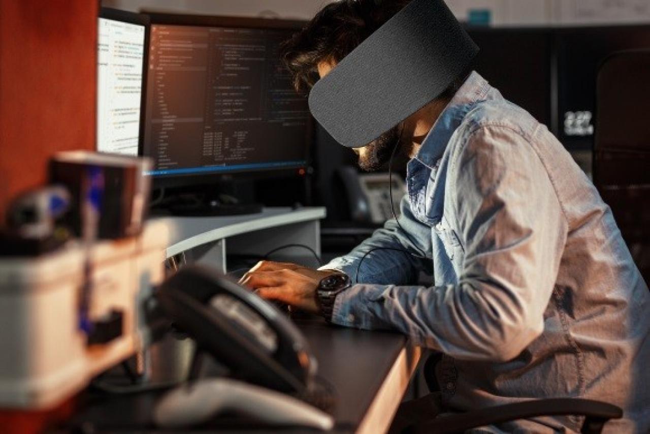 [18/10/2018] Wear Space: Panasonic entwickelt Kopfhörer mit Scheuklappen für Großraumbüros (1)