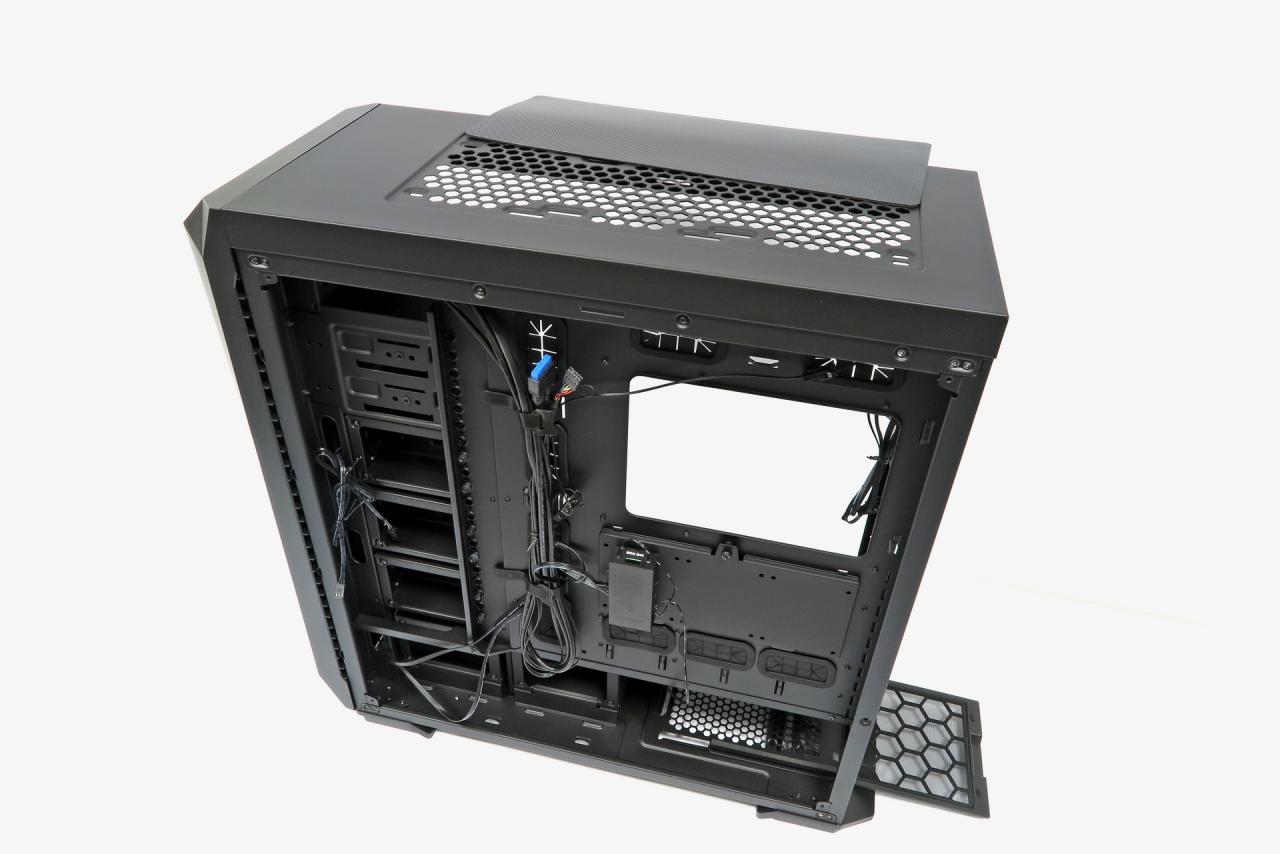 [30/11/2018] Zur Ausstattung des Zofos Evo gehören ein magnetischer Deckelstaubfilter, eine RGB-Beleuchtung mit Fernbedienung sowie zwei SSD-Halterungen auf der Rückseite des Mainboard-Trays.