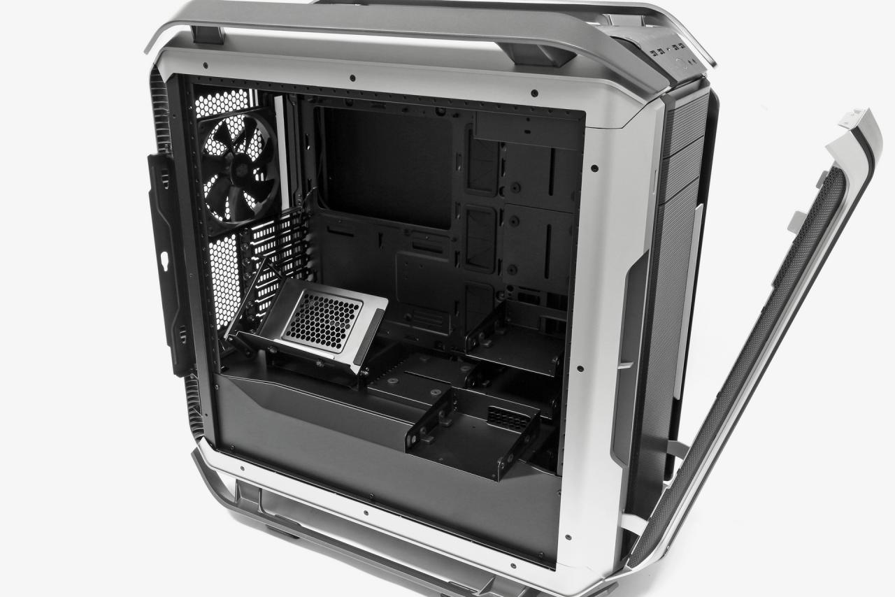 [30/11/2018] Für den vertikalen Einbau der GPU verfügt das im Innenraum mit demontierbaren Laufwerkskäfigen bestückte Cosmos C700M über eine spezielle, bis zu 90° einstellbare Halterung. 