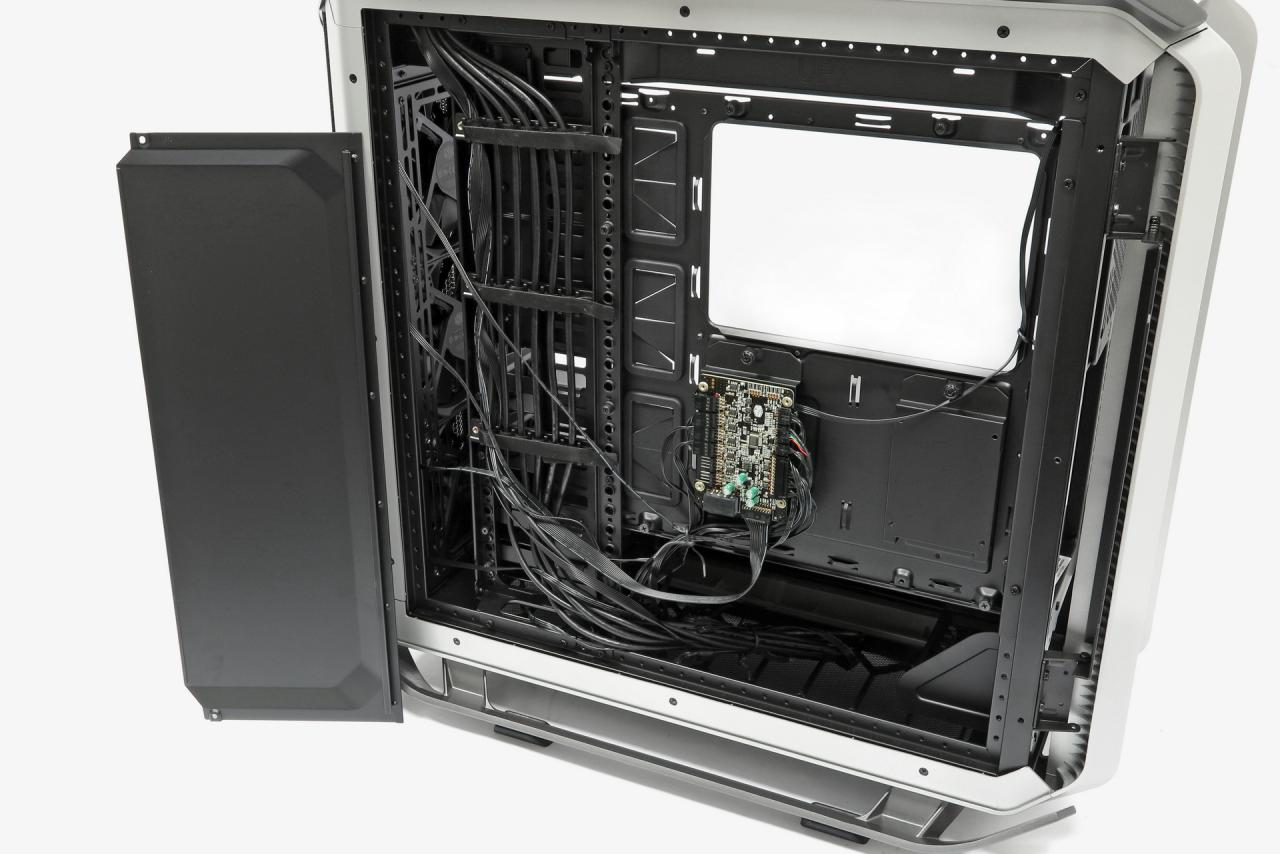 [30/11/2018] Zur Top-Ausstattung des Cosmos C700M gehören ein Kabelmanagement mit Abdeckung, eine Netzteilhalterung, ein drehbarer Mainboard-Tray sowie eine Platine zur Steuerung der RGB-Leuchtleisten sowie der Lüfter (dreistufig)