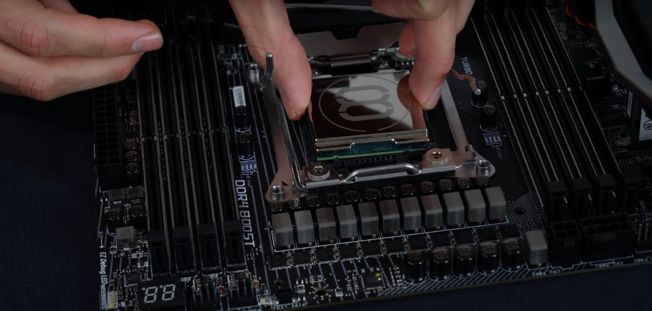 [26/11/2018] Hardware: der8auer baut sich einen neuen PC und greift dafür zum 350 Euro Custom-Heatspreader aus purem Silber (1)