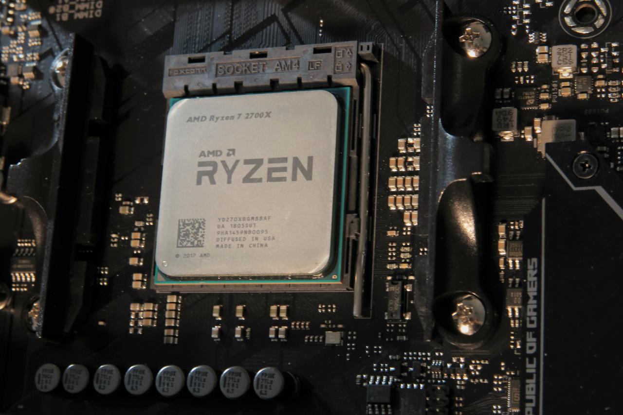 [20/12/2018] Ryzen 2000: Sieht aus wie die erste Generation, hat ähnliche Eckdaten wie die erste Generation und passt in die gleichen Mainboards wie die erste Generation. War 2018 aber einen Tick schneller und viel günstiger als die Intel-Konkurrenz.