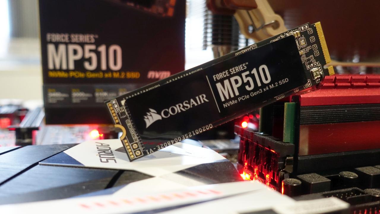 M.2-Slot-Formfaktor. M.2-SSDs werden üblicherweise direkt unterhalb des CPU-Sockels angeschlossen. In der Regel werden die schlechter angebundenen M.2-Slots unterhalb oder auf der Rückseite des Mainboards verfrachtet.