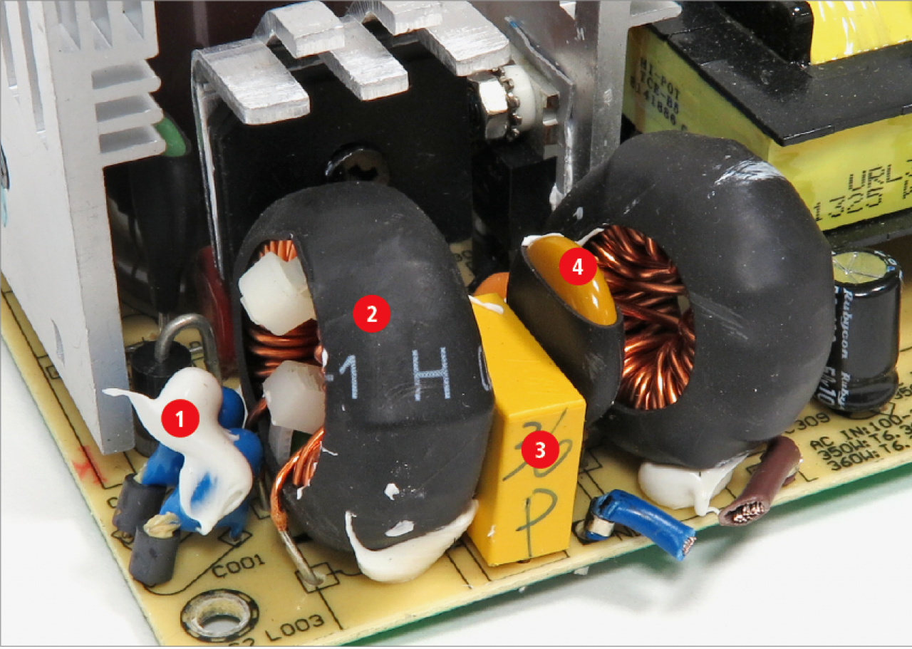 [11/12/2018] Die Filterstufe ist aber nicht mit dem bisschen Elektronik im obrigen Bild getan, denn für eine ordentliche Unterdrückung von Störsignalen braucht es noch weitere (1) Y-Kondensatoren, (2) Spulen, (3) X-Kondensatoren und (4) einen MOV.
