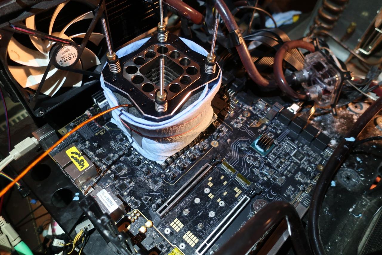 [05/12/2018] EVGA Z390 Dark mit Core i9-9900K: OC-Rekord im Cinebench R15 mit 7,0 GHz (2)