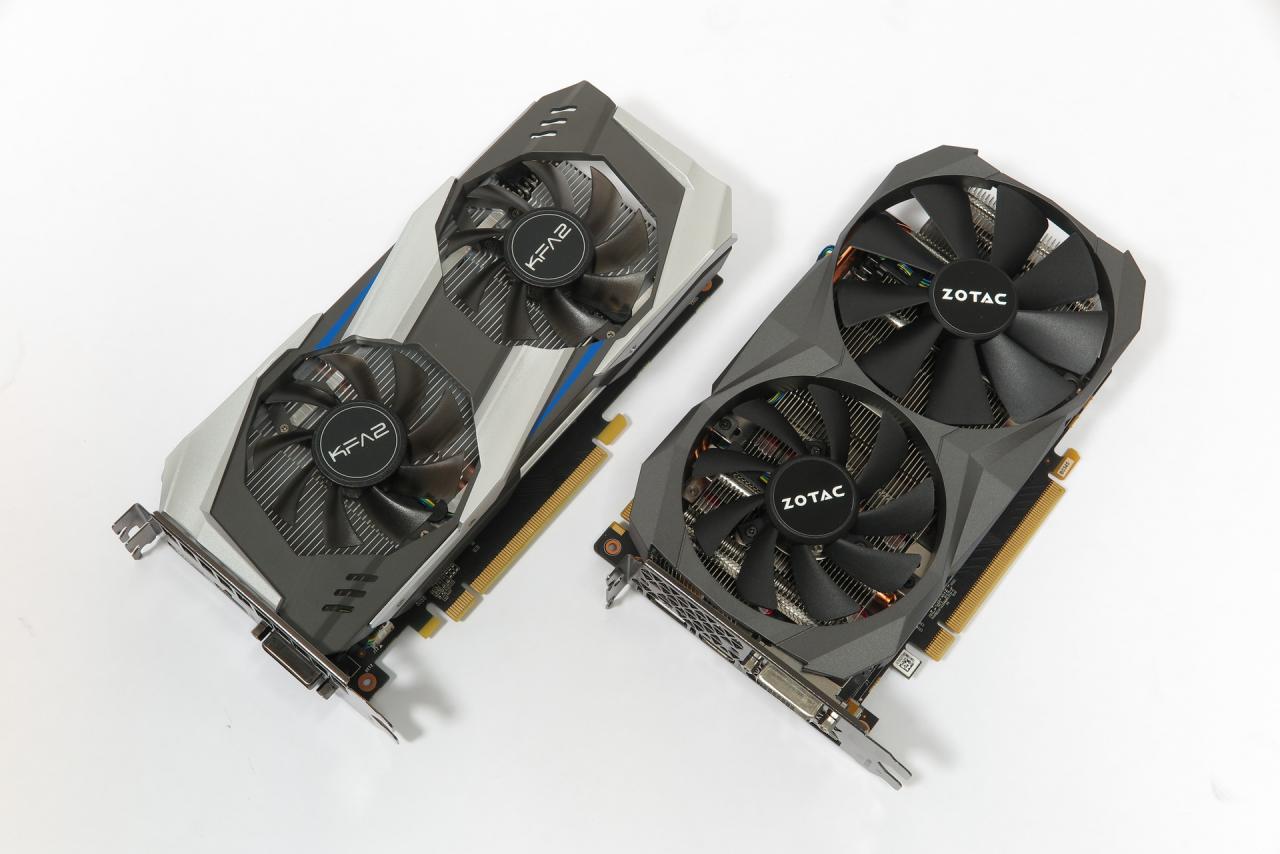 [19/12/2018] Oktober #2: Eine GDDR5X-Version der Geforce GTX 1060 taucht auf. Zunächst für einen Konter der Radeon RX 590 gehalten, stellt sich spätestens im Dezember heraus, dass die Karte bei gleicher Leistung lediglich Pascal- und GDDR5X-Restbestände unters Volk bringen soll (im Bild: KFA2 Geforce GTX 1060 GDDR5X neben Zotac Geforce GTX 1060 GDDR5X; Ersteindruck der KFA2-Karte in der PCGH 02/2019).