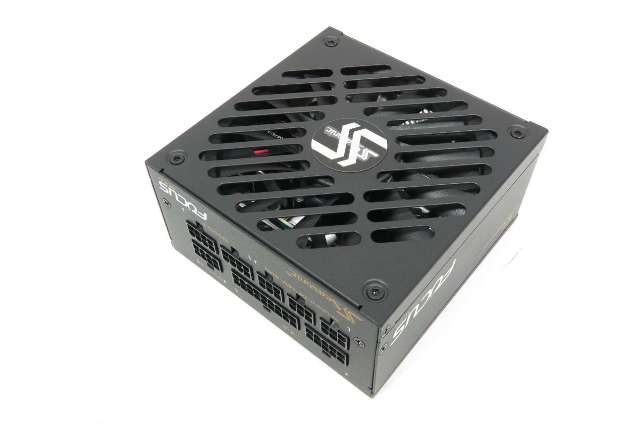 [29/01/2019] Seasonic Focus SGX-650: Seasonics erster Ausflug in den SFX-(L)-Bereich. Das Netzteil hat eine strikte Spannungsregulation und kann gut mit Crossload-Szenarien umgehen. Die Hold-Up-Time wird eingehalten und die Restwelligkeit wird erfolgreich unterdrückt. Bis 70 Prozent bleibt dieses Zwegennetzteil uach relativ leisen und wer einen HTPC bauen will, kann hier bedenkenlos zugreifen.