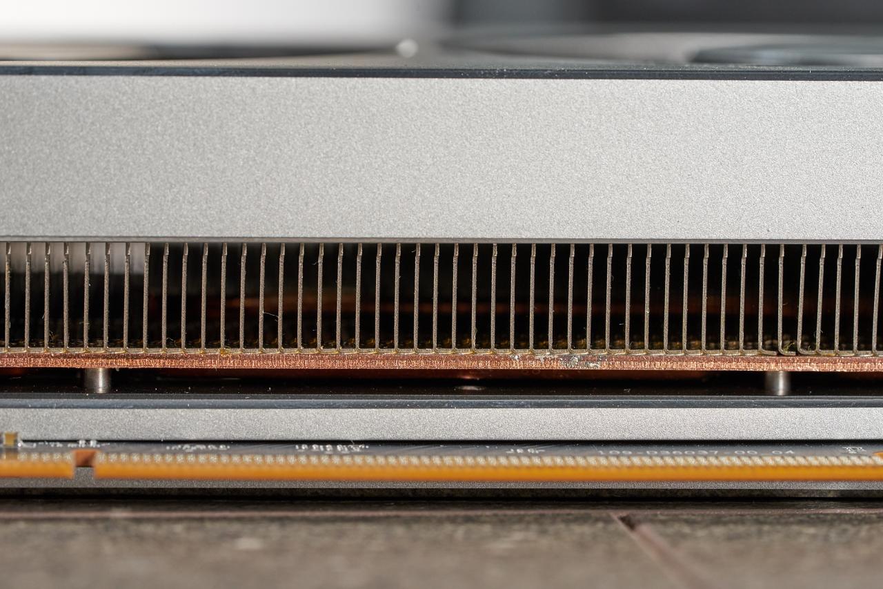 [04/02/2019] AMD Radeon VII im Test: Die kupfern leuchtende Vapor Chamber bedeckt jene Hälfte des Kühlers, welche den ASIC trägt (GPU+RAM).