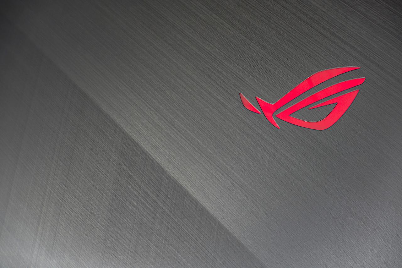 [01/02/2019] Cascade Lake X: Asus mit zwei Premium-Mainboards samt OLED auf der Gamescom 2019 (1)