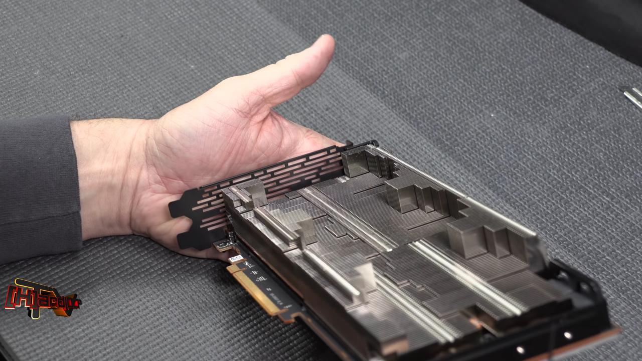 [05/02/2019] AMD Radeon VII im Tear-Down: Detailbilder des Dual-Slot-Kühlers (2)
