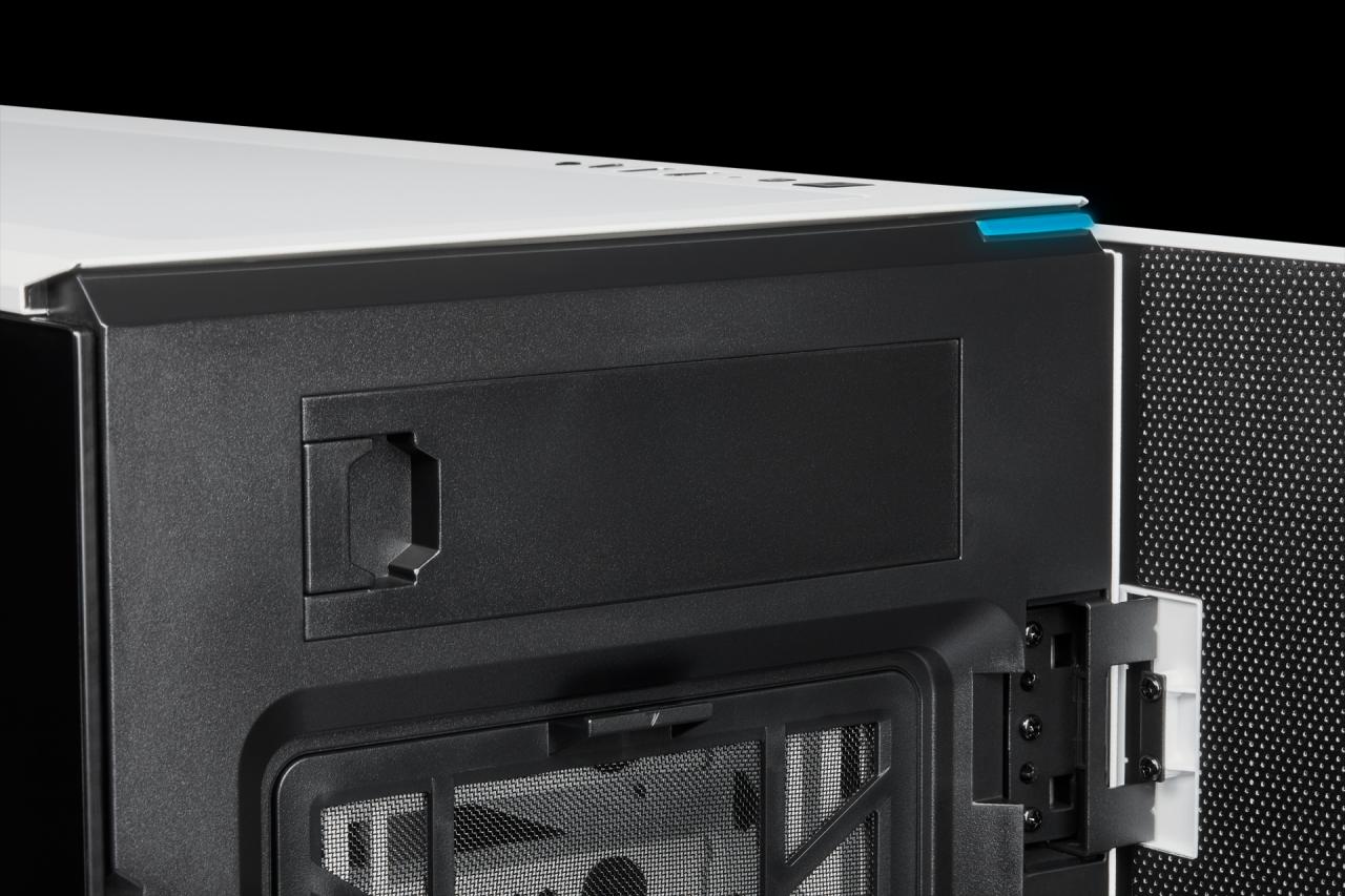 [12/03/2019] Corsair Carbide 678C: 5,25-Zoll-Schacht, Dämmung, Fronttür, Hartglas und USB 3.1 kombiniert (116)