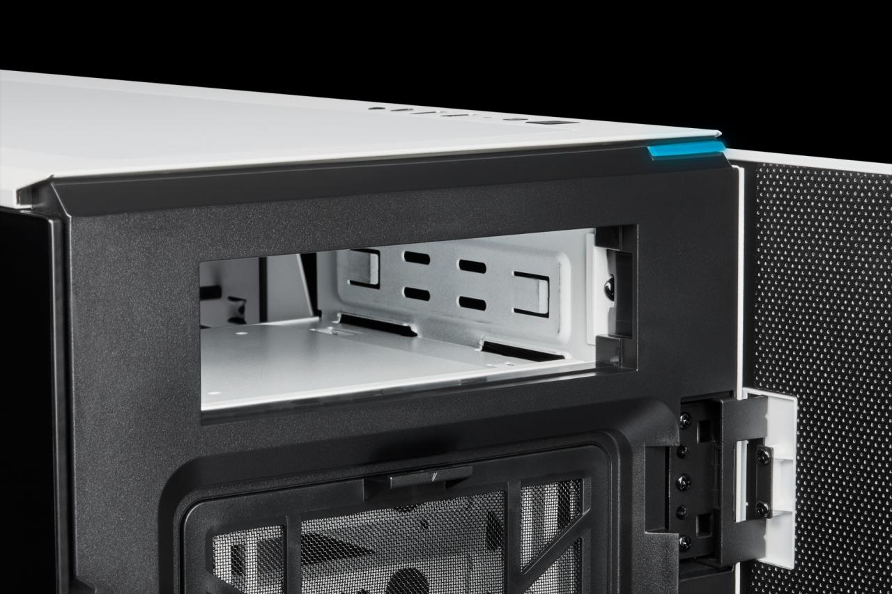 [12/03/2019] Corsair Carbide 678C: 5,25-Zoll-Schacht, Dämmung, Fronttür, Hartglas und USB 3.1 kombiniert (117)